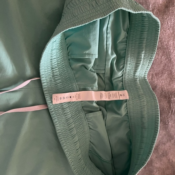 Lululemon NWOT teal board shorts women’s Size 10 - Picture 3 of 3